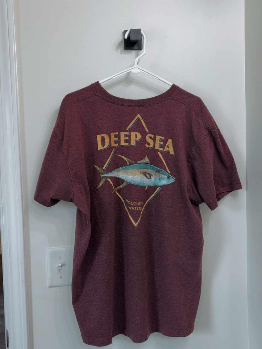 crown & ivy Men’s Maroon Tee with Blue Fish Graphic xl